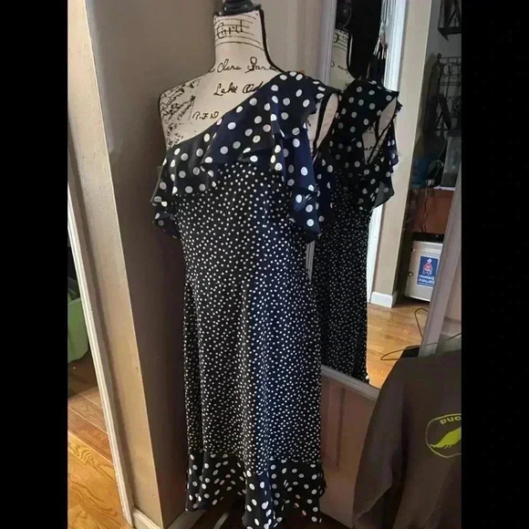 Dress - Picture 1 of 2